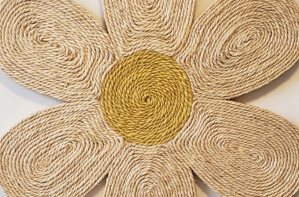 wooden & sisal rope flower-shaped cat scratching board